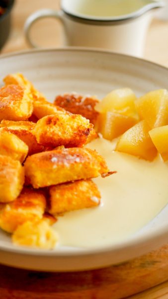 Császármorzsa darabok vaníliasodóban közelről