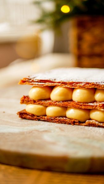 Francia krémes oldalnézetből, habzsákkal nyomott krémpöttyökkel