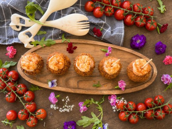 Garnélás krokettek fatálon koktélparadicsommal