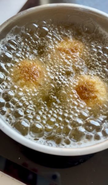 Garnélás krokettek sütése forró olajban
