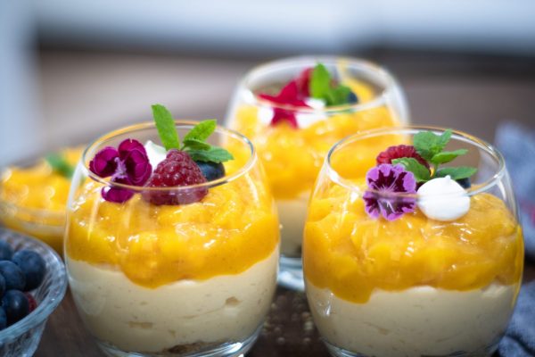 Mangós fehércsokoládé mousse poharakban ehető virággal díszítve