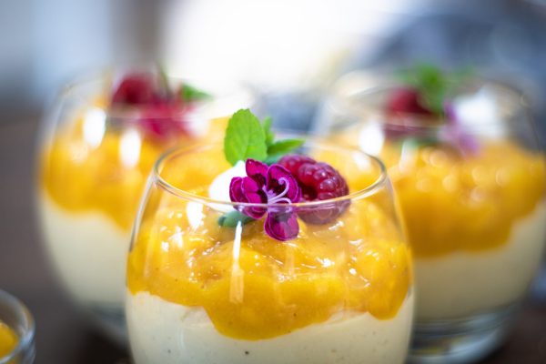 Mangós fehércsokoládé mousse közelről, mangóréteggel