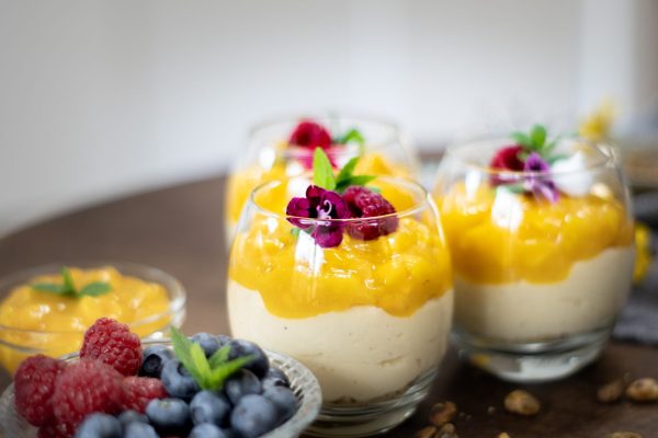 Mangós fehércsokoládé mousse bogyós gyümölcsökkel tálalva