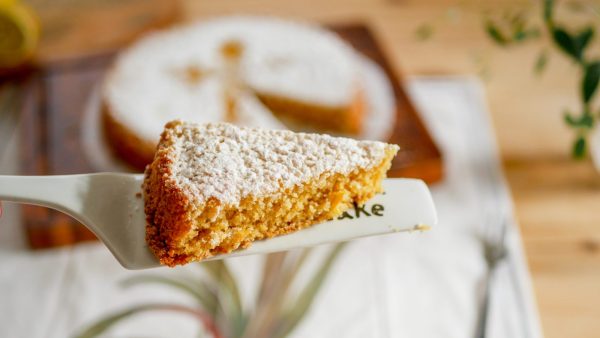Egy szelet spanyol mandulatorta tortalapáton
