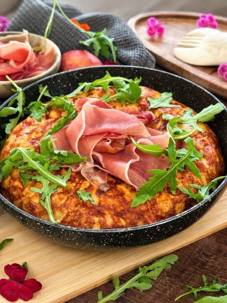 Tortilla de patatas közelről sonkával