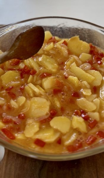 Burgonya és hagyma párolása serpenyőben