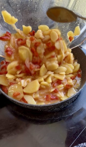 Burgonyás omlett tojásos keveréke serpenyőben