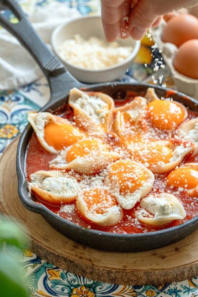 Parmezán reszelése a töltött óriás kagylótésztára